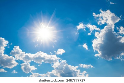 Die Sonne erhellt die bauschigen Wolken. Himmelsperspektive. Herrlicher Himmel voller Sonnenlicht. Wolken vor einem blauen Himmelshintergrund. Wolken vor einem klaren Himmel.