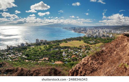Vista panorámica desde el cráter Diamond Head sobre la silueta del centro de la ciudad de Honolulu y el Océano Pacífico turquesa al fondo