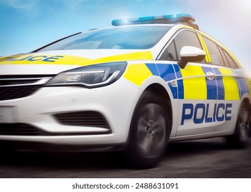 緊急サービスの警察車両が活動しているシーン。ライトとサイレンを点灯したパトカーが事件に対応して高速で走行している様子が映し出されている。