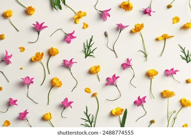 ดอกไม้สีเหลืองและสีม่วง ใบไม้สีเขียวบนพื้นหลังสีเบจพาสเทล ลวดลายสไตล์มินิมอล ภาพถ่ายวางราบดอกไม้สวยงาม ภาพนิ่งธรรมชาติที่สวยงามพร้อมดอกไม้ป่า ดอกระฆัง และแรนันคูลัส