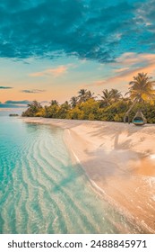 静かなクローズアップの穏やかな海の波とヤシの木。美しい日の出と日の入りの日光。熱帯の島のビーチの風景、エキゾチックな海岸。夏休み、休日の素晴らしい自然。リラックスできる楽園