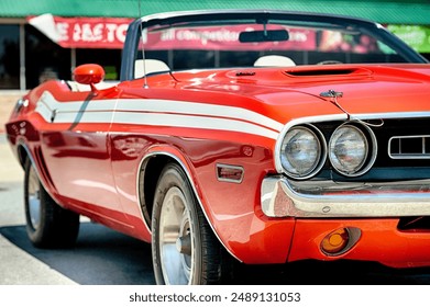 Muscle Car american de epocă restaurată.