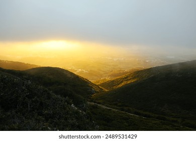 Horské oblaky, Hory, Oblaky, Horská Krajina, Scénický výhľad, Príroda, Divočina, Prírodné krásy, Dobrodružstvo v prírode, Turistická scenéria, Vrcholky hôr, Zamračená obloha, Hmlisté hory