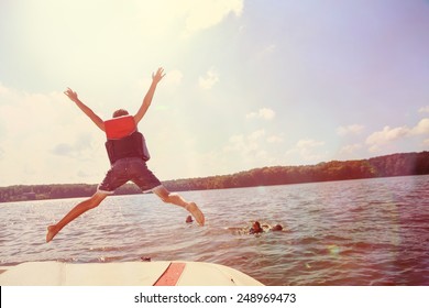Niños saltando de un bote al lago. Efecto Instagram.