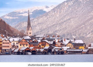 Vista del famoso villaggio austriaco Hallstatt con il lago Hallstätter e le montagne innevate sullo sfondo, Austria