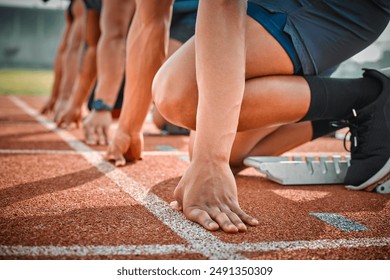 Závod, start a ruce mužů na dráze v aréně pro rychlostní výzvu, maraton a sport. Připraveno, sada a skupina lidí na soutěžních tratích pro fitness, cvičení a běžící sportovce na stadionu