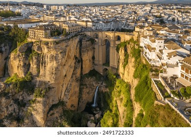 Ronda, Hiszpania. Widok z lotu ptaka na Nowy Most nad rzeką Guadalevin w średniowiecznym mieście Ronda o wschodzie słońca, Andaluzja, Hiszpania. Słynne miasto wpisane na listę światowego dziedzictwa UNESCO i most Puente Nuevo o zachodzie słońca