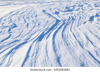 Campo coberto de neve com montes de neve. Fundo de geada de inverno