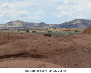 Đồi sa mạc bị mây che phủ ở Arizona qua sa mạc đá, đồng bằng phủ đầy bụi rậm và cây bụi rậm