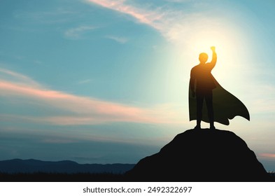 Hình bóng của doanh nhân siêu anh hùng trên đồi Bầu trời với ánh sáng mặt trời rực rỡ. Ý tưởng kinh doanh thành công, kỹ năng lãnh đạo xuất sắc. Thành tích và mục tiêu