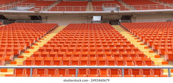 Fileiras de assentos em estádios, fundo esportivo em arena para jogos de futebol ou futebol, teatro público, anfiteatro de sala de concertos com cadeiras vazias para plateia para recreação esportiva ao ar livre
