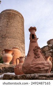 Kız Kulesi önündeki kil çömlek, Bakü, Azerbaycan