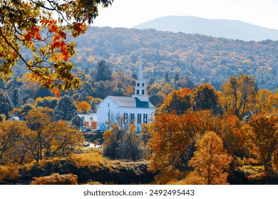 Église emblématique de Stowe, dans le Vermont, avec un feuillage d'automne coloré.
