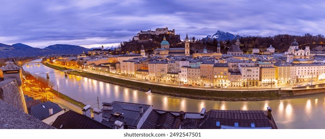 Panoramatický pohled na staré město Salzburg a pevnost Hohensalzburg za soumraku, Rakousko