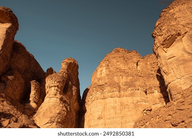 صخور ضخمة تشكل نصف قمر من الصخور الجميلة في العلا بالمملكة العربية السعودية