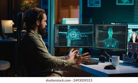 الذكاء الاصطناعي الواعي ذاتيًا يكتسب شكلًا بشريًا داخل الفضاء الإلكتروني، يلوح بيده، ويحيي الإنسان. الذكاء الاصطناعي يصبح واعيًا، يحيي مسؤول تكنولوجيا المعلومات، مفهوم التفاعل بين الإنسان والآلة، الكاميرا أ