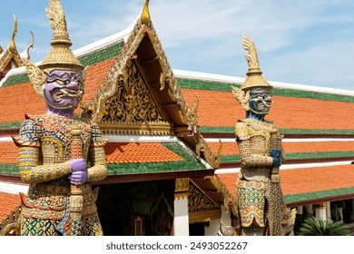 Maiyarap a Wirunchambang, déi zwee Yaksha (gigantesch) Statuen - Personnagen aus dem Ramakien Epos - bewaacht d'Tore vum Wat Phra Kaew oder Tempel vum Smaragde Buddha zu Bangkok, Thailand