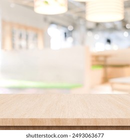 Stół i rozmycie tła restauracji, Drewniany blat kawiarni na rozmytym tle bokeh, Brązowy drewniany blat stołu, półka na jedzenie i tło ekspozycji produktów, baner, makieta, szablon