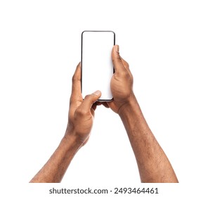 Manos de un hombre negro sosteniendo un teléfono móvil con pantalla en blanco, tomando una foto sobre fondo blanco, espacio de copia