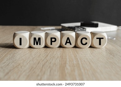 IMPACT mot sur concept. Amélioration des affaires, développement personnel et concept de croissance. Texte IMPACT écrit sur des cubes en bois. Concept d'entreprise. Espace de copie.