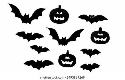 létající černý papír netopýři a dýně na bílém pozadí, Halloween a dekorace