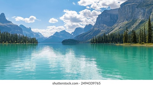Panorama des Maligne Lake mit Sommerspiegelung der kanadischen Rocky Mountains, Jasper Nationalpark, Kanada.