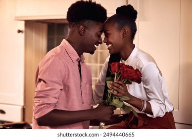 Orang kulit hitam, pasangan dan dahi bersentuhan dengan bunga untuk cinta, perhatian, dan dukungan di hari kasih sayang. Rumah, hubungan, dan bahagia dengan mawar hadiah atau bingkisan untuk romansa dengan perayaan ulang tahun