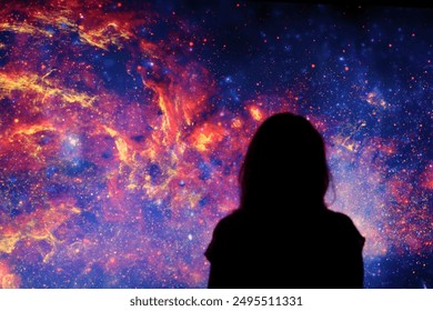 Dunkle Silhouette eines Mädchens im Kleid auf mystischem Weltraumhintergrund