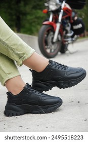 Kaki wanita dengan latar belakang motosikal, belia dan kebebasan sebagai gaya hidup.