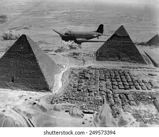 Máy bay của Bộ Tư lệnh Vận tải Hàng không Mỹ bay trên các kim tự tháp của Ai Cập. Các chuyến bay từ Mỹ đã cung cấp cho các khu vực chiến lược của Bắc Phi trong Thế chiến 2. 1943.