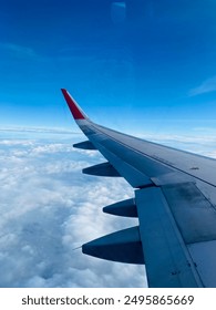 Widok samolotu z błękitem nieba. Zdjęcie z Kuala Lumpur 29 lipca 2024 r.