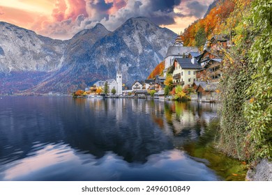 Vista spettacolare del famoso villaggio montano di Hallstatt con il lago di Hallstatt. Meta turistica popolare. Posizione: Hallstatt, regione del Salzkammergut, Austria, Alpi. Europa.