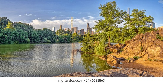 Na jezeru u Central Parku, New York City, Manhattan, rano ujutro u ljeto