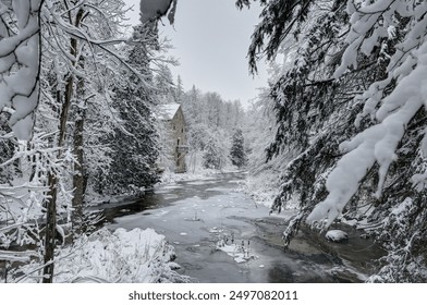 Winterwonderland van een rivier die naar de Mill of Kintail in Lanark, ON leidt