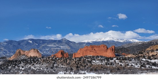 El Jardín de los Dioses, al pie de las Montañas Rocosas, muestra sus rocas rojas en una mañana de principios de invierno contra el cielo azul de Colorado y Pikes Peak.