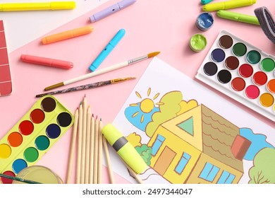 رسم اطفال باستخدام اقلام ملونة ودهانات وفرش على خلفية وردية