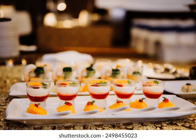 Menù di catering per dessert budini da servire agli ospiti invitati in occasioni speciali, come matrimoni, compleanni, anniversari, cene a lume di candela, ecc., preparati con vari tipi di frutta fresca, davvero deliziosi!