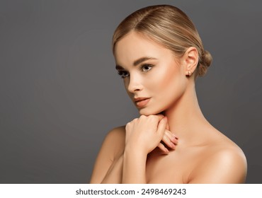 顎の下に手を置く美人モデルの側面図。完璧な鼻の横顔を持つ美しい金髪の女性。女性の眉毛と唇の永久メイク。フェイスリフト フィラー
