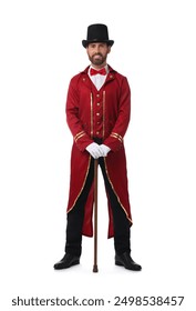 Portrait d'un showman en costume rouge et chapeau sur fond blanc