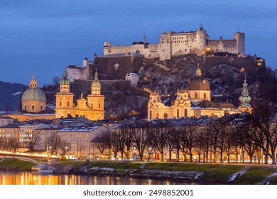 Pohled na západ slunce na Salzburg s pevností Hohensalzburg a katedrálou v Salzburgu, Rakousko.