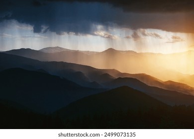 O scenă incredibilă a unei ploaie puternice iluminată de razele soarelui la apus. Un fenomen natural unic. Locul de amplasare Munții Carpați, Ucraina, Europa. Descoperiți frumusețea pământului.