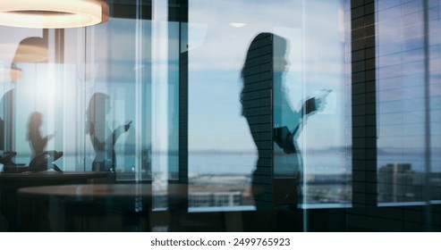 Silhouette, Frau und Handy am Fenster für Geschäft, Kontakt und Terminvereinbarung im Büro. Beraterin, Telefon und E-Mail auf dem Balkon für Kommunikation, Service oder Terminplanungs-App