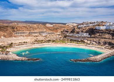Пляж Амадорес (іспанською: Playa del Amadores) поблизу відомого курорту Пуерто-Ріко-де-Гран-Канарія на острові Гран-Канарія, Іспанія. Пляж Плайя-де-Амадорес поблизу міста Пуерто-Ріко, Канарські острови. Іспанія