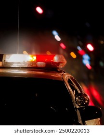 Gece Şehirde Polis Arabası. Arabada Polis Mavi ve Kırmızı Işık