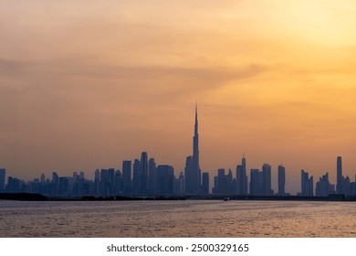 Panorama der Skyline von Dubai Silhouette Pastell Sonnenuntergang Farben