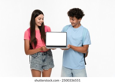 Alunos do ensino médio sorrindo, estudantes, adolescentes, colegas de classe, meninos, meninas, amigos, em roupas casuais, com bolsas, segurando, usando, laptop, olhando, simulado, tela, em pé, isolado, branca, fundo.