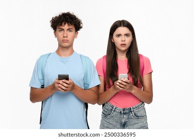 Alunos do ensino médio tristes e irritados, estudantes, adolescentes, colegas de classe, meninos, meninas, amigos em roupas casuais com bolsas, segurando celulares inteligentes, olhando para a câmera, isolada sobre fundo branco