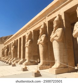 Sochy zobrazující výjevy ze života a vlády královny Hatšepsut a obrazy bohů a bohyní v Luxoru v Egyptě.
