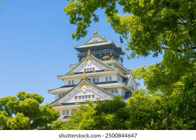 Edifício da torre de menagem principal (Tenshu) do Castelo de Osaka. O Castelo de Osaka é um castelo japonês no distrito de Chuo, na cidade histórica de Osaka, Japão. É um dos castelos mais famosos do Japão.