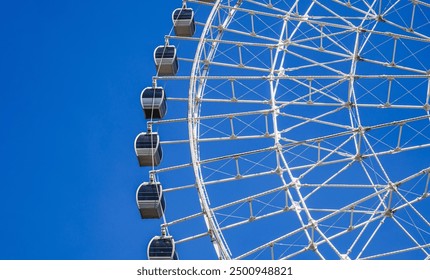 Weißes großes Riesenrad auf dem Hintergrund eines klaren blauen Himmels im Navruz-Park in Taschkent, Nahaufnahme
